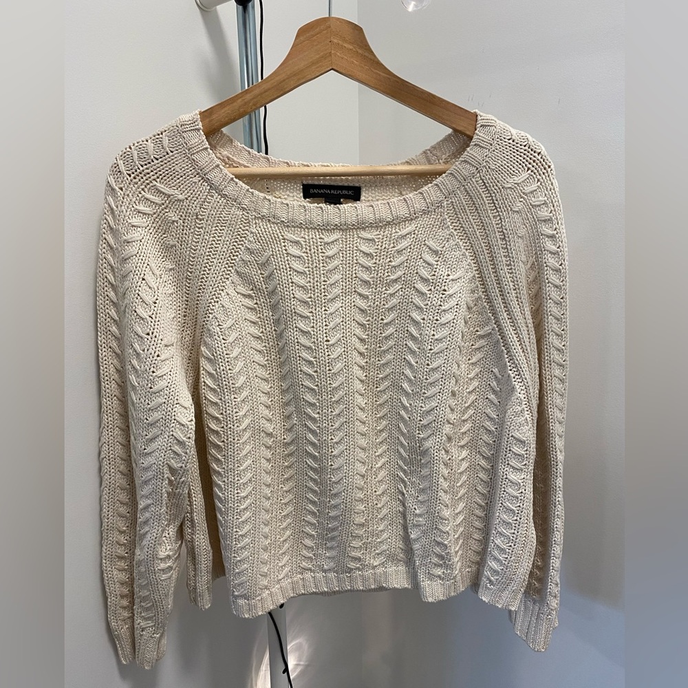 Cream coloured knit Banana Republic sweater size L. Worn 2-3 times.